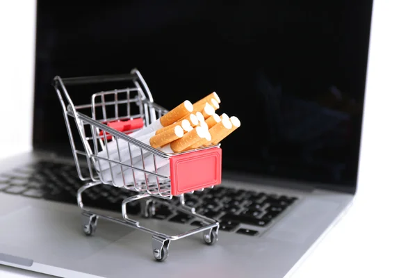 Shopping cart on laptop — Stock Photo, Image