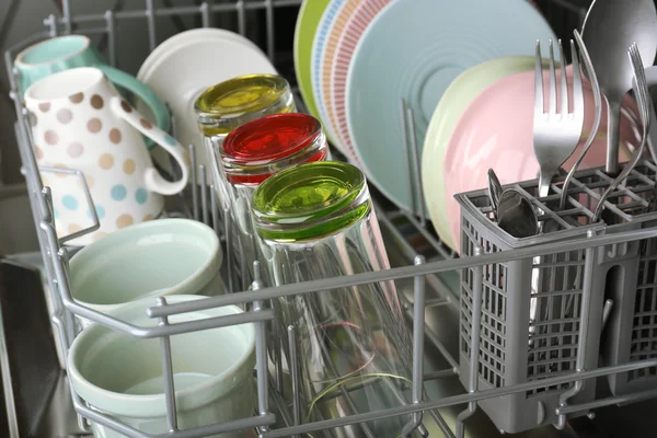 Otevřít myčku nádobí s čistým nádobím — Stock fotografie
