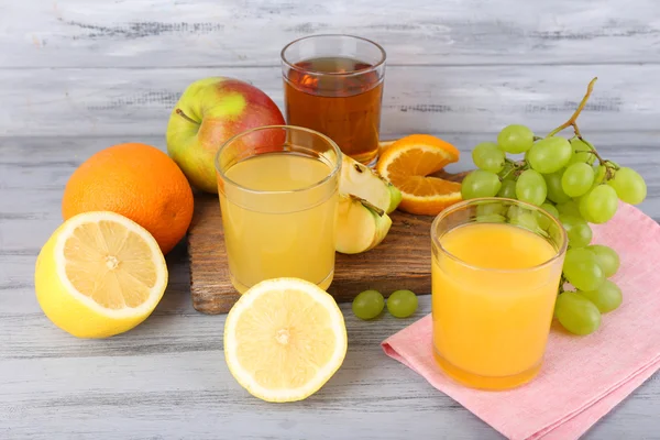 Copo de suco com frutas frescas — Fotografia de Stock