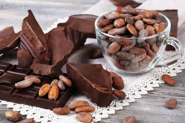 Barra de chocolate agrietada y granos de cacao —  Fotos de Stock