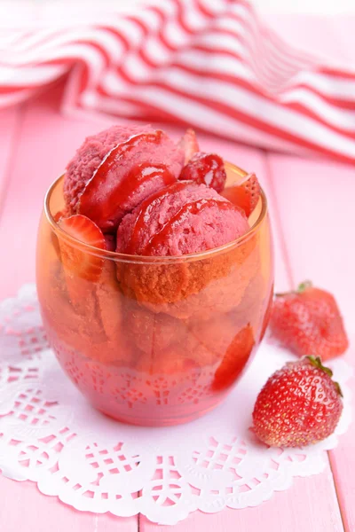 Delicioso helado en primer plano de la mesa — Foto de Stock