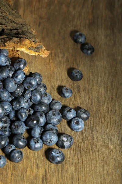 Tasty ripe blueberries, on wooden background — Stock Photo, Image