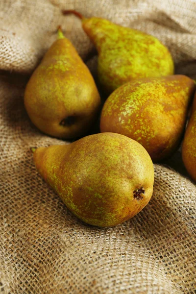 Rijpe peren op zak achtergrond — Stockfoto