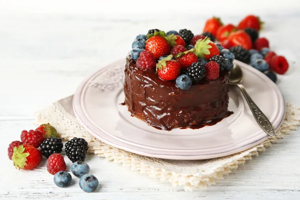 Pastel de chocolate con diferentes bayas — Foto de Stock