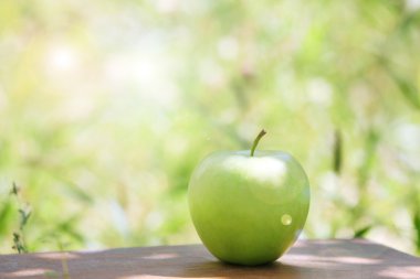 Masada açık havada sulu yeşil elma