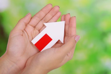 holding kağıt ev kadını eller