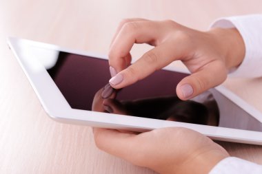 dijital tablet kullanan kadın