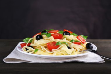 domates, zeytin ve fesleğen yaprakları ile makarna