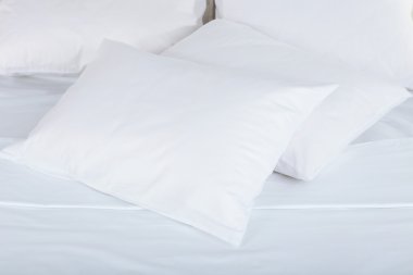 Yatakta beyaz yastıklar