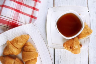 çay ve kruvasan kahvaltı