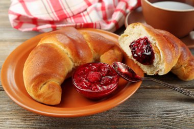 çay ve kruvasan kahvaltı