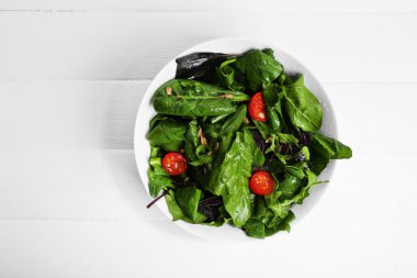 Kasede taze yeşil salata