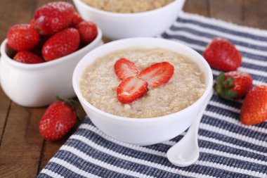 Çilek masada yulaf ezmesi