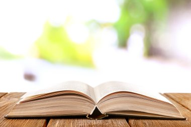 Tahta masanın üzerinde açık bir kitap