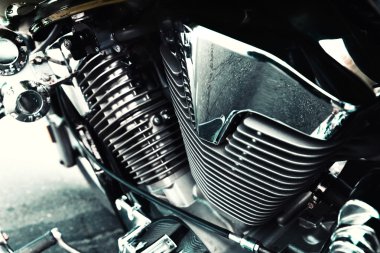 Motosiklet motoru egzoz boruları ile