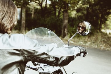 Motorcu adam bisiklet üzerinde oturur