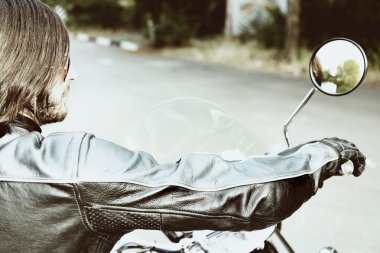 Motorcu adam bisiklet üzerinde oturur