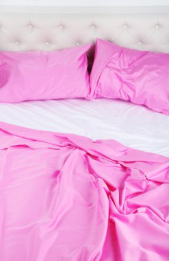 Pembe yatak çarşafları yatakta