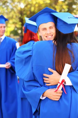 öğrencilerin diplomaları ile