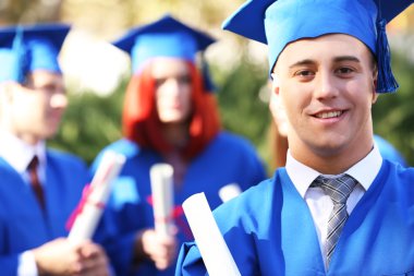 öğrencilerin diplomaları ile