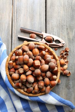 hasır sepet içinde fındık