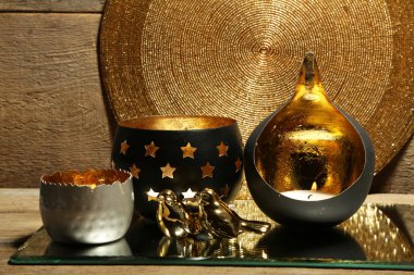 Şamdanlar ve Noel süsleri