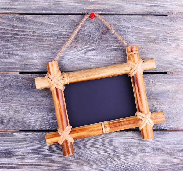 Rechthoekige schoolbord op houten achtergrond — Stockfoto