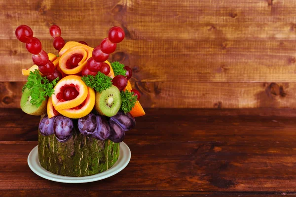 Decoração de mesa feita de frutas na mesa de madeira no fundo da parede de madeira — Fotografia de Stock