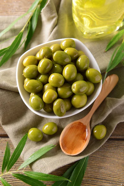 Olive verdi in ciotola con foglie — Foto Stock