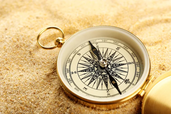 Kompas op zand close-up — Stockfoto