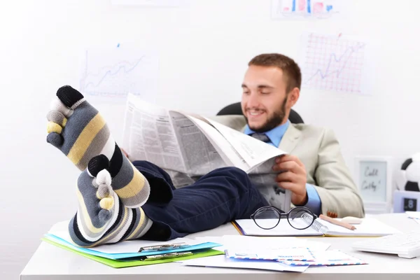 Geschäftsmann hält die Beine auf dem Schreibtisch — Stockfoto