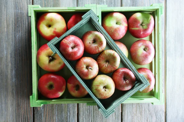 Juicy apples in boxes, close-up — Stock Photo, Image