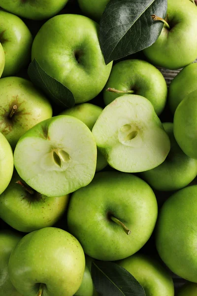 Сочные зеленые яблоки, крупным планом — стоковое фото