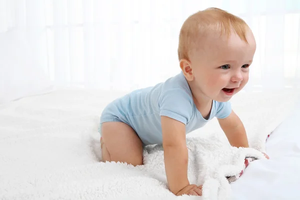 Niedliche Baby Junge auf dem Bett im Zimmer — Stockfoto