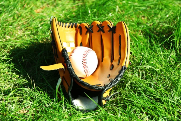 Baseballball und Handschuh auf Gras — Stockfoto