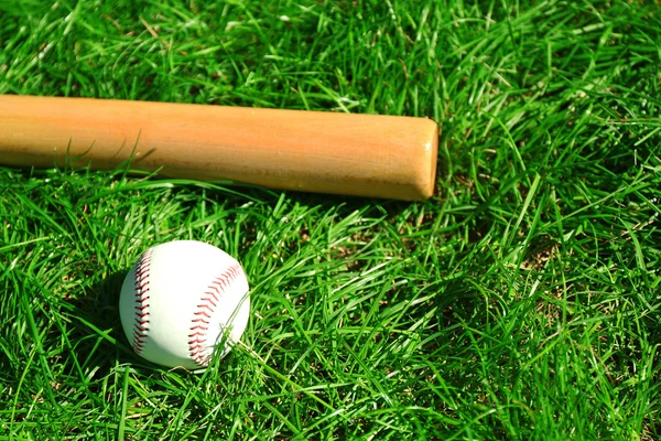 Baseball pipistrello e palla su erba — Foto Stock