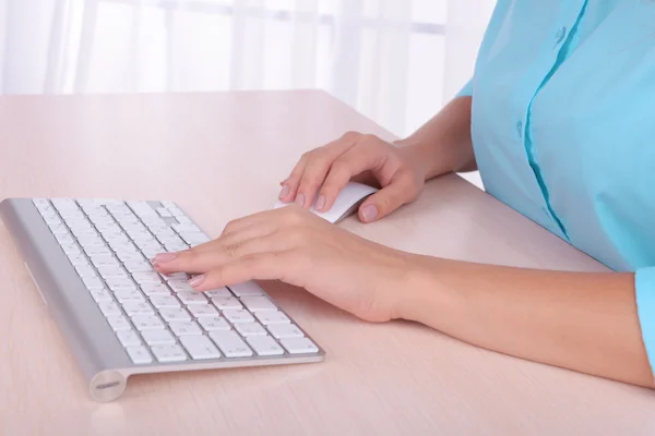 Manos femeninas escribiendo en el teclado —  Fotos de Stock