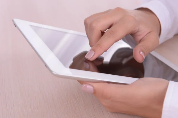 Vrouw die digitale tablet gebruikt — Stockfoto