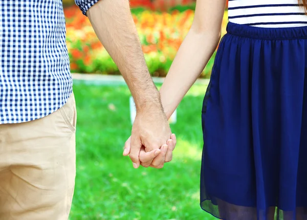 Pareja amorosa tomados de la mano —  Fotos de Stock