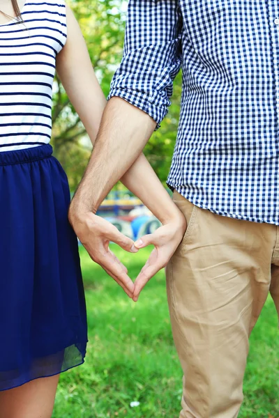 Kärleksfullt par som håller händer — Stockfoto