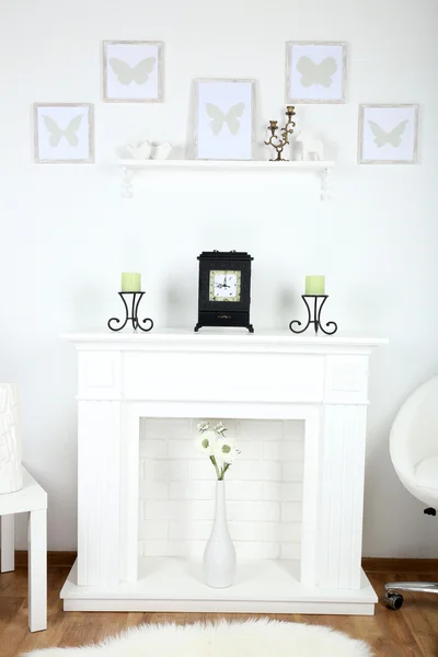 Kamin mit Dekorationen im Wohnzimmer — Stockfoto