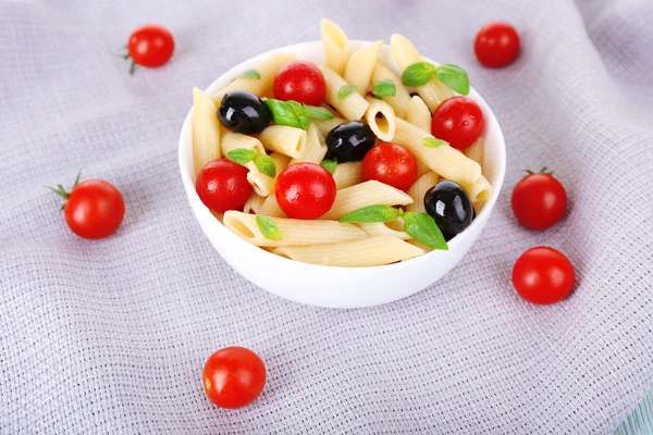 Pasta met tomaten, olijven en basilicum — Stockfoto