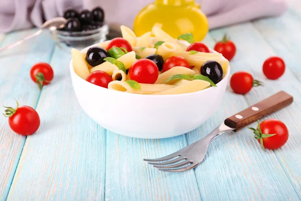 Nudeln mit Tomaten, Oliven und Basilikumblättern — Stockfoto