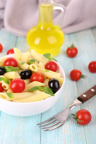 Pasta con tomates, aceitunas y hojas de albahaca — Foto de Stock