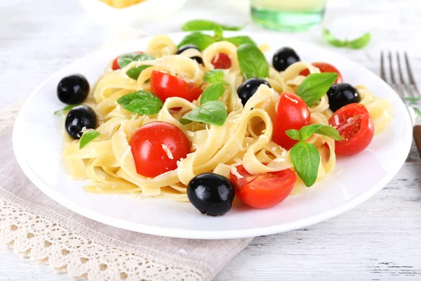 Pasta with tomatoes, olives and basil leaves — Stock Photo, Image