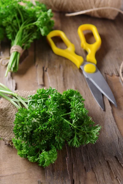 Peterselie op tabel close-up — Stockfoto