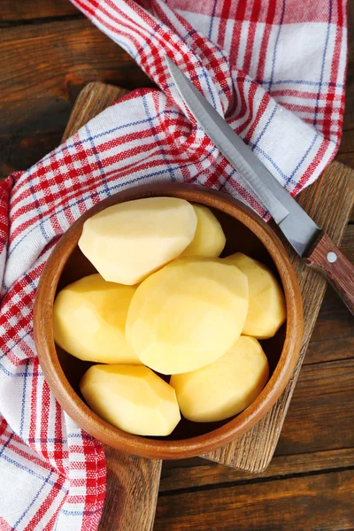 Batatas descascadas em bruto — Fotografia de Stock