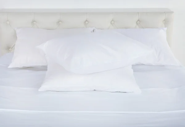 Almohadas blancas en la cama — Foto de Stock