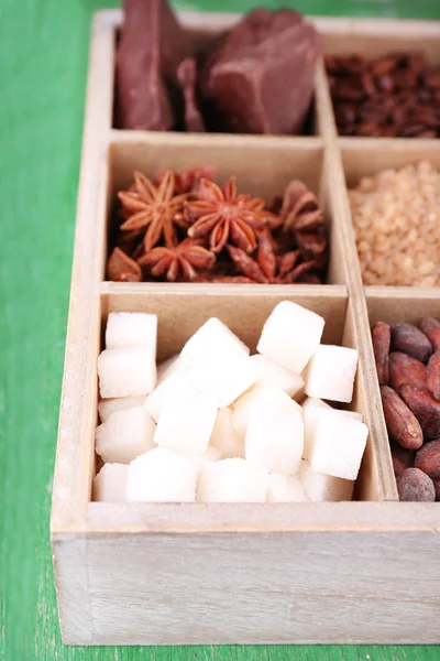 Scatola di legno con dolci e spezie — Foto Stock