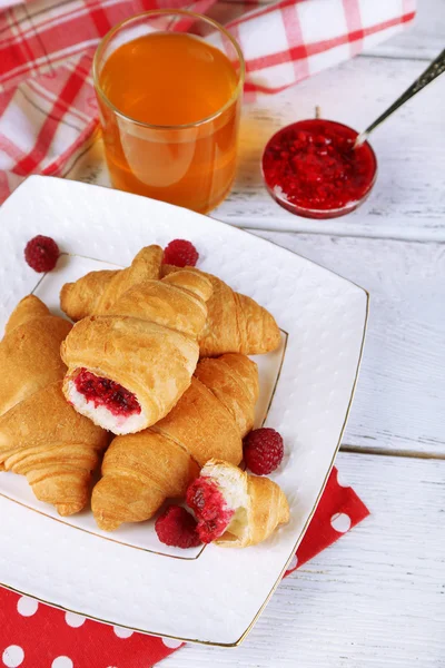 Breakfast with apple juice, jam and fresh croissants on wooden background — Stock Photo, Image